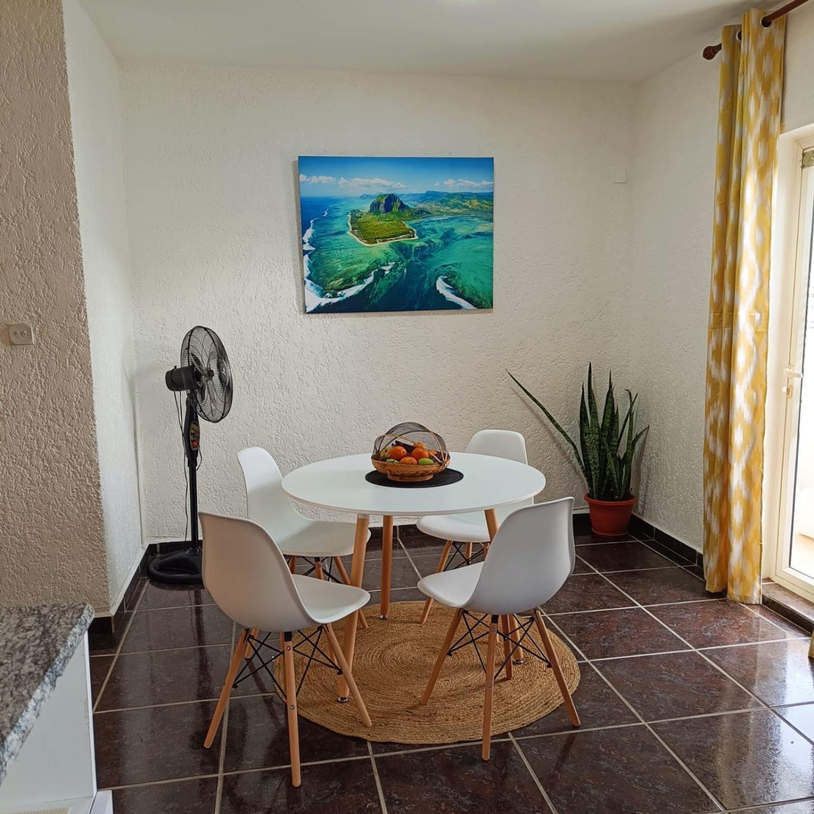 The Coastal Apartment Flic en Flac Bagian luar foto